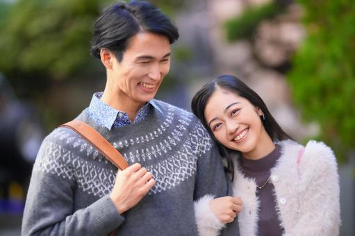 腕を組んで歩く年配カップルの写真・画像素材-Snapmart スナップマート