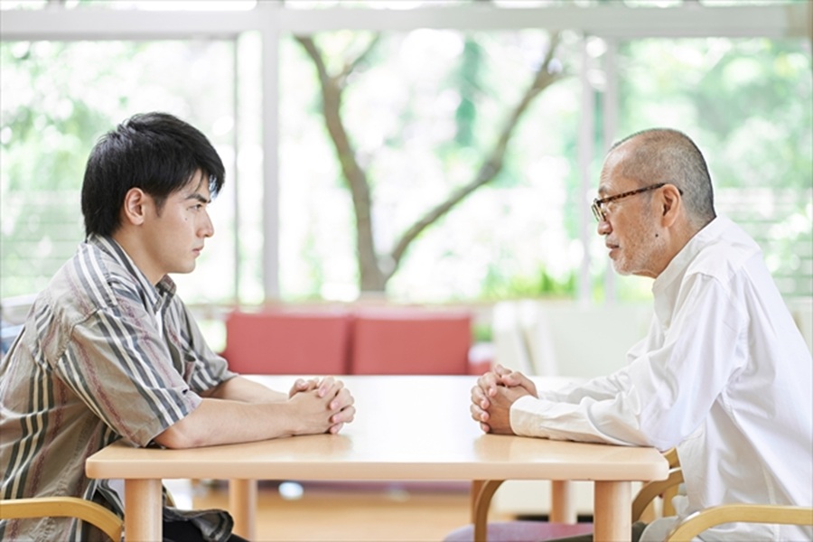 かわいい小さな娘と彼女のハンサムな若いパパは子供の部屋で一緒に遊んでいます。お父さんは彼の娘の髪をとかすの写真素材・画像素材 Image81786837