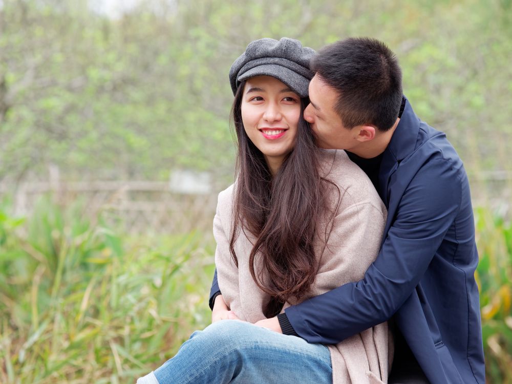 笑顔でハグする２人の女性 02299005038 の写真・イラスト素材アマナイメージズ