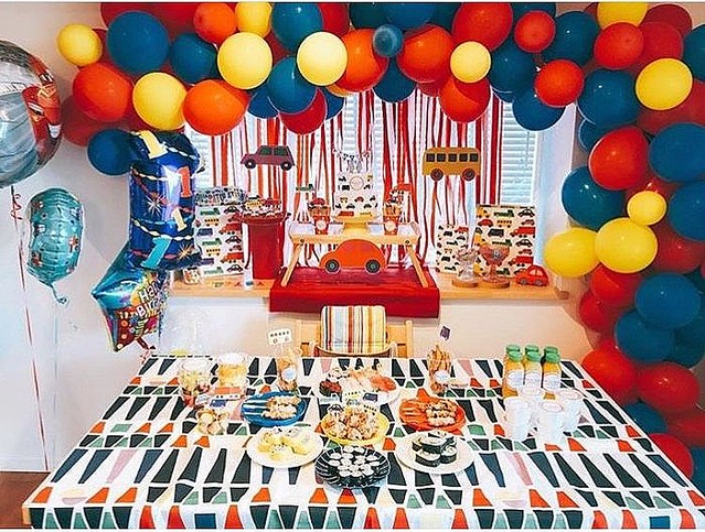 100均のバルーンと紙テープで女の子の誕生日の飾りつけを作る方法てんままらいふ