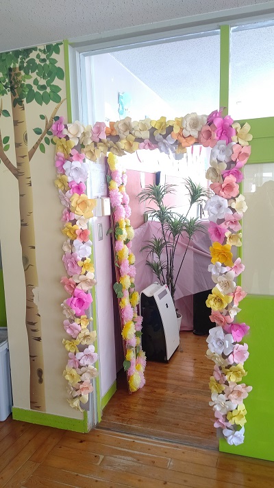 卒園式にバルーンアーチ。 卒園証書授与におめでとう✨の 言葉を添えて。 卒園おめでとうございます。 ご依頼頂きありがとうございます😊卒園式バルーンアーチベーシックアーチおめでとうバルーンパステルカラーバルーン専門店バルーンショップバップ