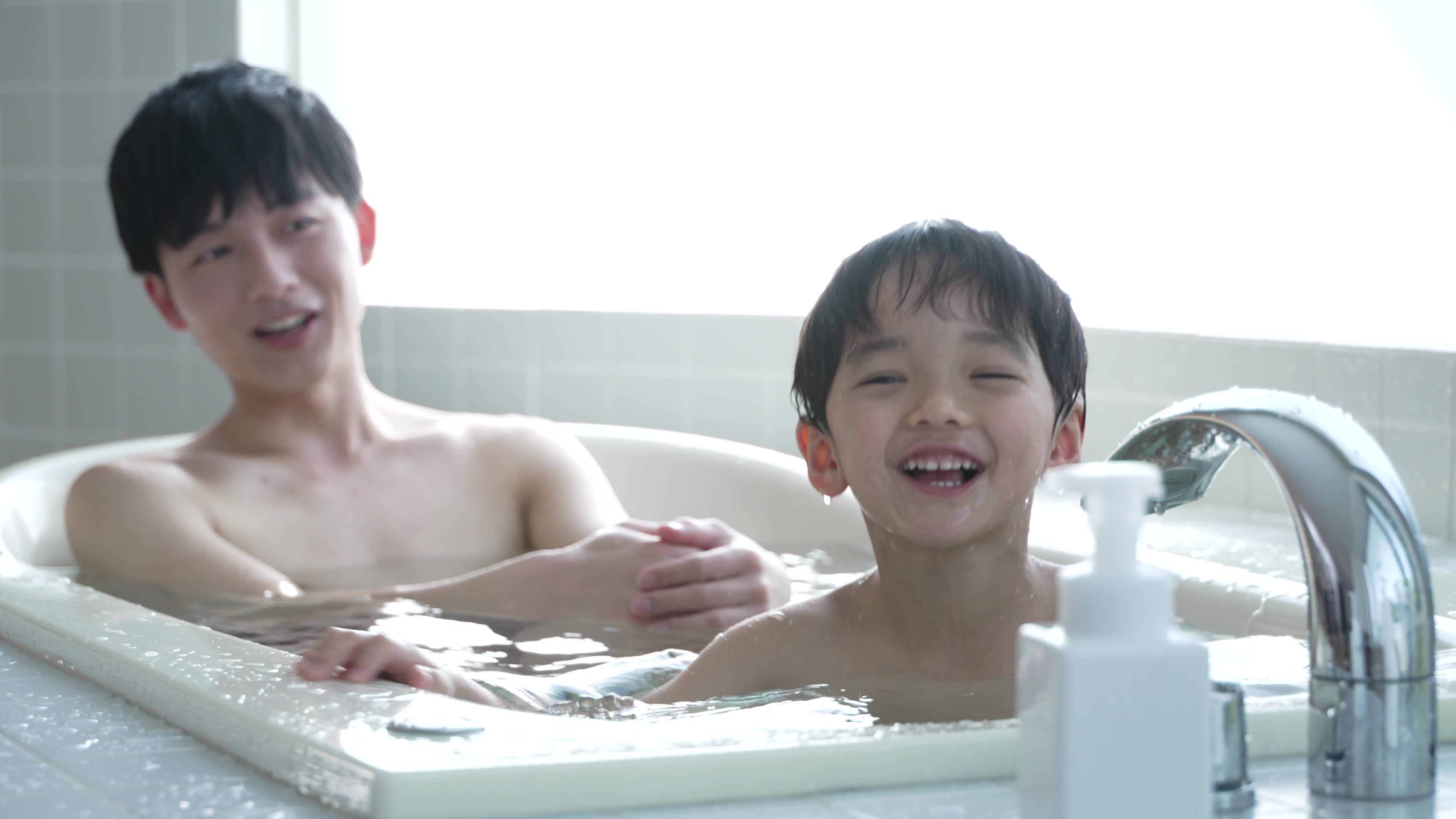 風呂場にアジア タイ少年の写真素材・画像素材 Image 67346146