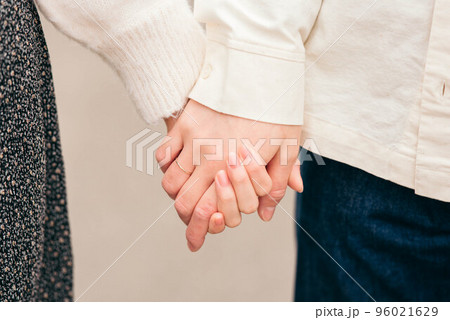 ビーチで手をつなぐカップルの後姿 - 商用利用可能な写真素材・イラスト素材ならストックフォトの定額制ペイレスイメージズ