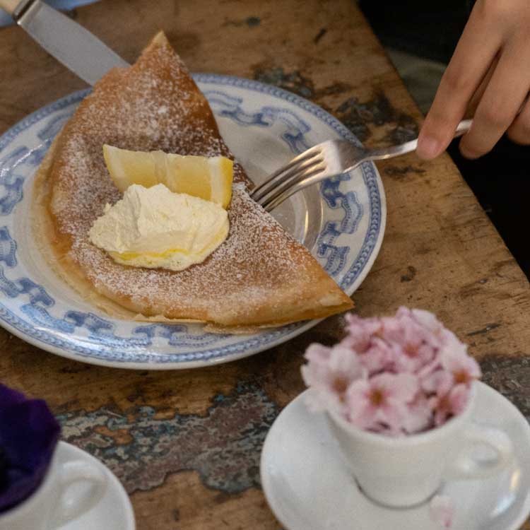 ゆったりした空気の流れる街 世田谷・ 松陰神社前 芸人 GOODFEELING COFFEEオーナー 石井ブレンドさん - SUMAU -あなたの日常に、心動かす出会いをデザインするモリモトのWEBメディア
