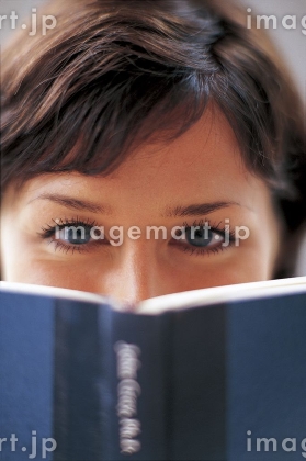 柔らかい光に包まれたやさしい表情の女性「AI生成画像」のイラスト素材101725257- PIXTA