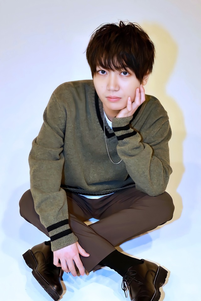 👦🏻🩹 アザの場所を教えてくれる惣二朗 すごく誇らしげ 😂 男の子って脚のアザ絶えないのなんでですか？笑 ・ ・勲章 男の勲章アザ あおたん千葉惣二朗ちばそうじろうオスカープロモーション