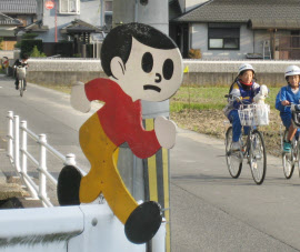 魔の2歳児 車道に子供が飛び出しトラックが接近 救出の一部始終 予測不能な子供の行動に要注意「突然包丁持とうとしたことも 」FNNプライムオンライン