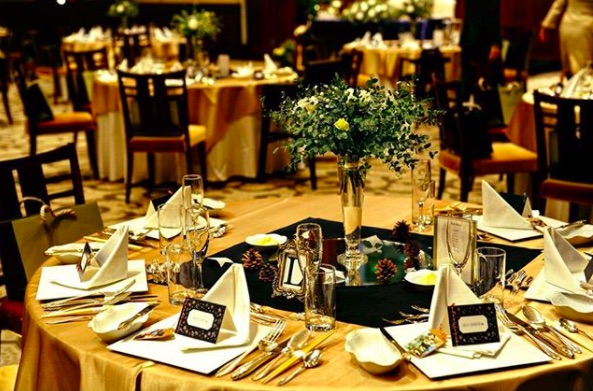 テーマカラーはゴールド！お洒落で華やかな大人ウェディングアツメル結婚式レシピ 買える結婚式アイテム Wedding Mart ウェディングマート