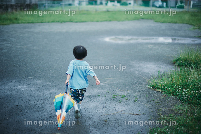 3,500点を超える子供 走る 後ろ姿の映像素材とロイヤリティフリー映像 - iStock