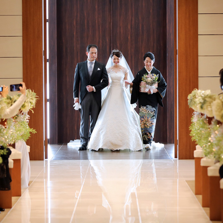 娘と花嫁の父は結婚式のための教会に行くの写真素材・画像素材 Image 81778926