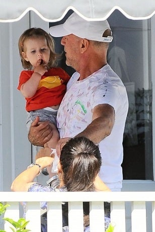 ブルース・ウィリスさん元気そうな姿、家族と夏休み「あれは魔法だった」妻エマ・ヘミングさん - ハリウッド : 日刊スポーツ