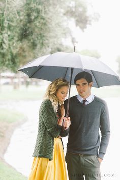 雨 相合傘 カップル デートの写真素材 - PIXTA