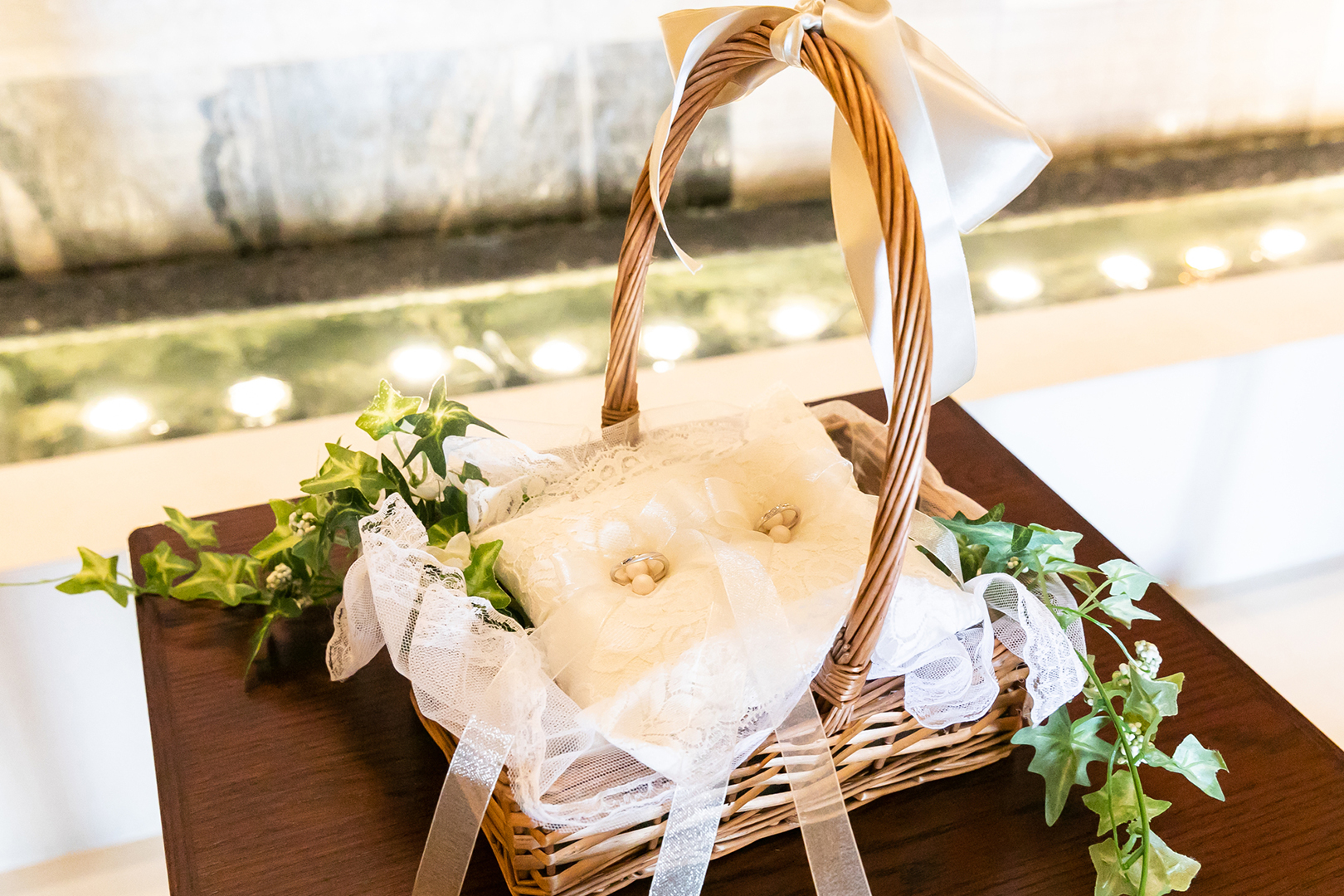 Amazon.co.jp: ボックス型リングピロー 完成品 ミルキーホワイト ワイヤー 結婚式 バスケット 指輪交換 結婚祝い 人前式 教会 チャペルウェディング リングボーイ リングガール APR : ファッション