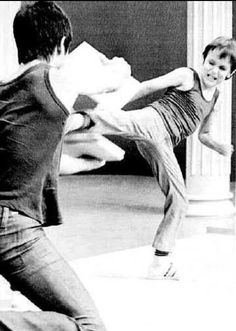 これが真相 ブルース・リーの息子ブランドン・リーが映画『クロウ』の撮影中に命を落とした事故QR クイーンズ・オブ・ザ・リング