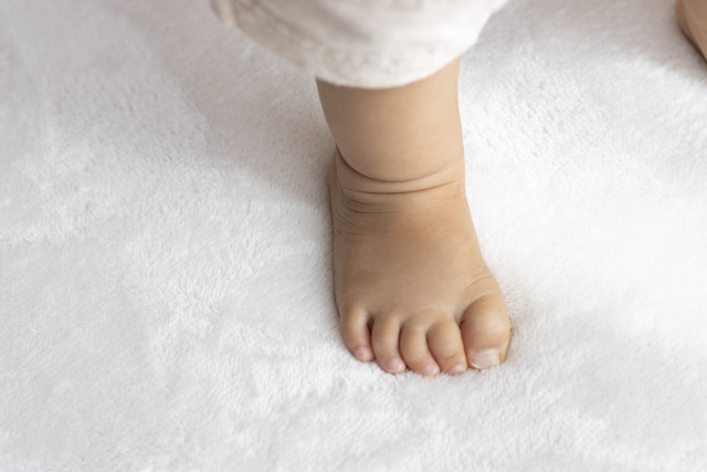 足底把握反射 , こんにちは！“ベビー鍼灸師”なるしまゆりです。,原始反射って聞いたことありますか？,赤ちゃんが生まれながらにもつ、生きていくために必要な体の仕組み。, 特定の刺激に対して無意識的に反応する反射動作のことです。,今日は生後3ヶ月の赤ちゃんの『足底把握反射』を撮影させてもらいました🙏,足の裏、親指の付け根の膨らみを押されると5本の指全部がギュギュっと曲がります。,