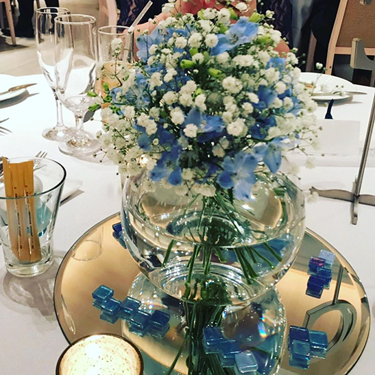 ブルー 青色 のカラードレスに合わせて披露宴会場をコーディネート – ￼大阪の結婚式情報