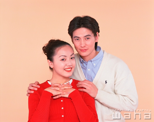 肩を抱くカップル 22321022858 の写真・イラスト素材アマナイメージズ