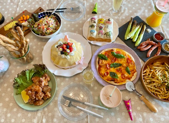 夫の誕生日パーティー🎉 サッカーボールケーキだけど 息子の誕生日ではありません。笑 44歳おじさんの誕生日です🤪 本当は明日が誕生日なんだけど明日は帰りが遅いらしいから1日早くパーティーしました🥳 ケーキは生クリーム2色作るのが面倒で だんだんとやっつけ仕事に