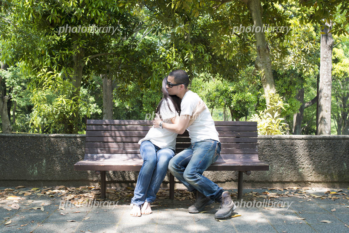 ハグをするカップルの写真素材161522187 毎月1点無料 フリー のストックフォト イメージマート