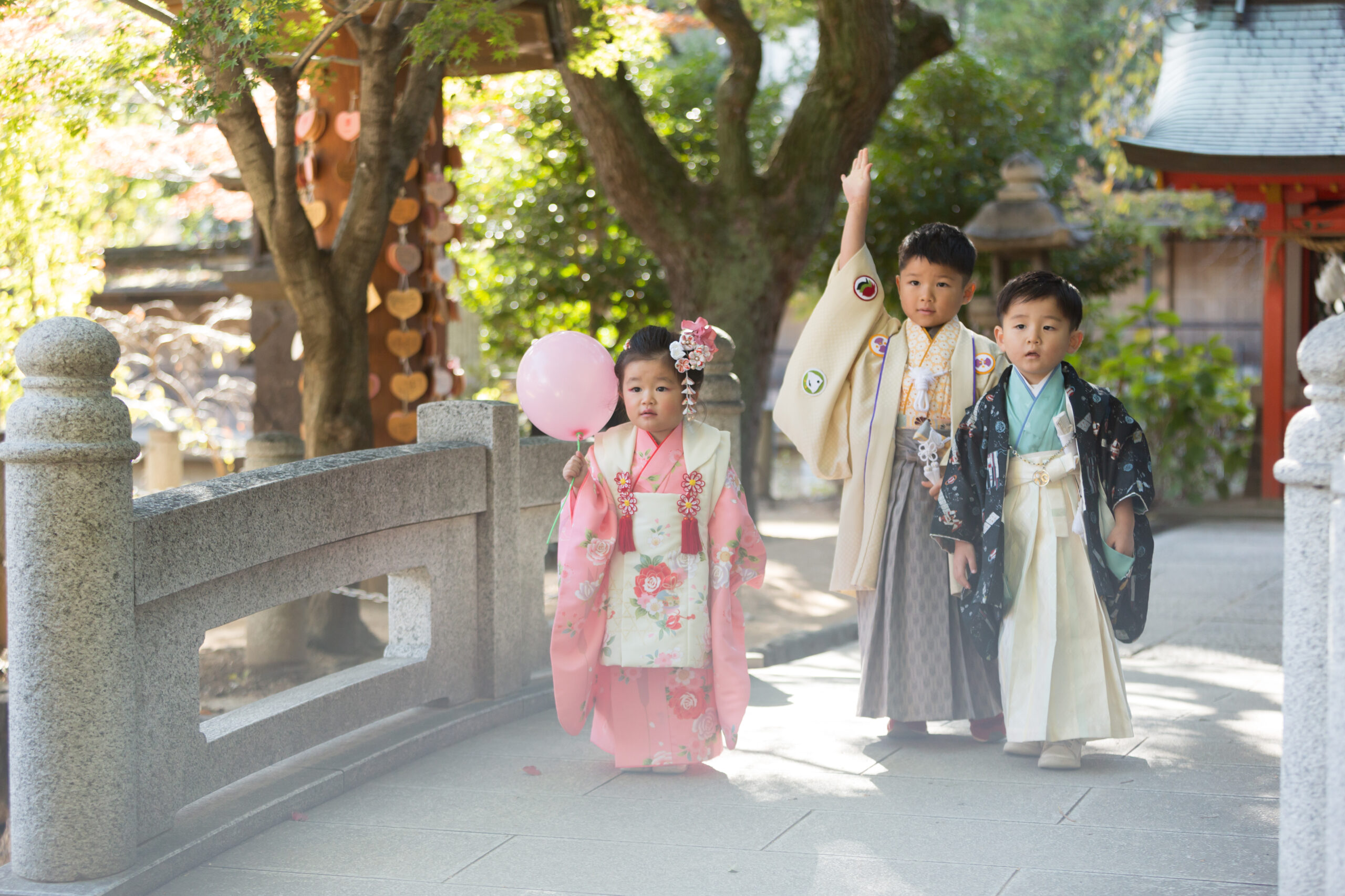 娘の七五三👘 家族で生田神社にお参りへ⛩️ お宮参りの時と同じ着物を着た娘を見て、 成長を感じました🥲✨ 私と娘の着付けとヘアセットを自宅まで来ていただいたので、大変さも半減✨✨ これからも元気にすくすく大きくなってね♡七五三 3歳女の子 生田神社 着物