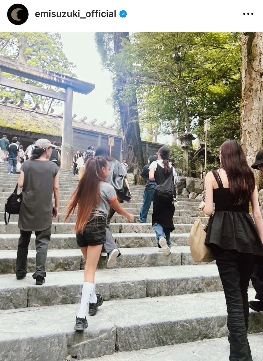 鈴木えみ、愛娘“ベビちぃ”の美貌に反響 可愛すぎる2ショット表紙 - モデルプレス