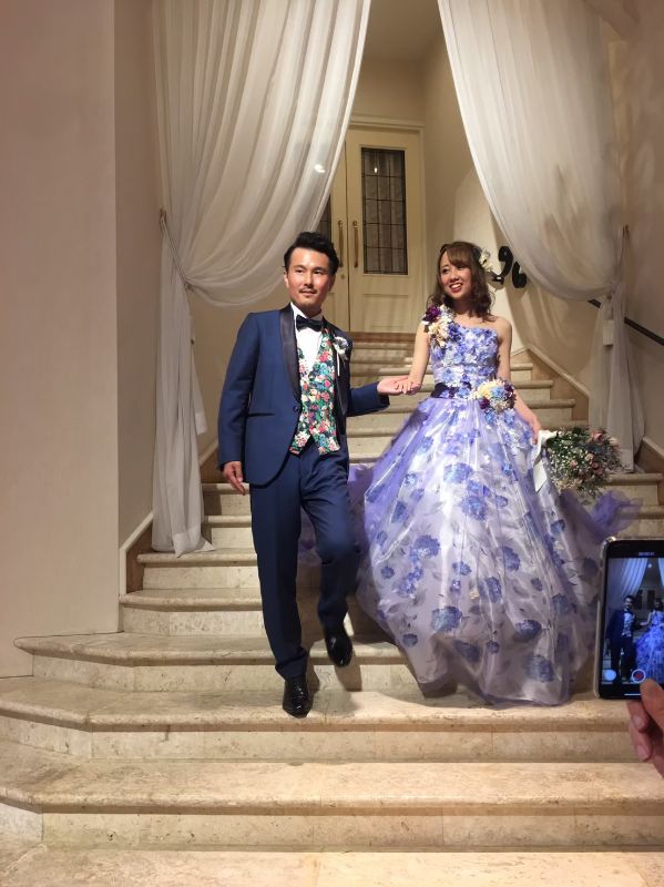 透明感✨ お揃いのスカーフは新郎さまからの贈り物 とっても素敵なお二人でした♡ photo @cocofleur_wedding @uskiskwdress tuxedo @plume.dressボブヘアウェディング前撮りカラードレス結婚式前撮りウェディングヘアメイク