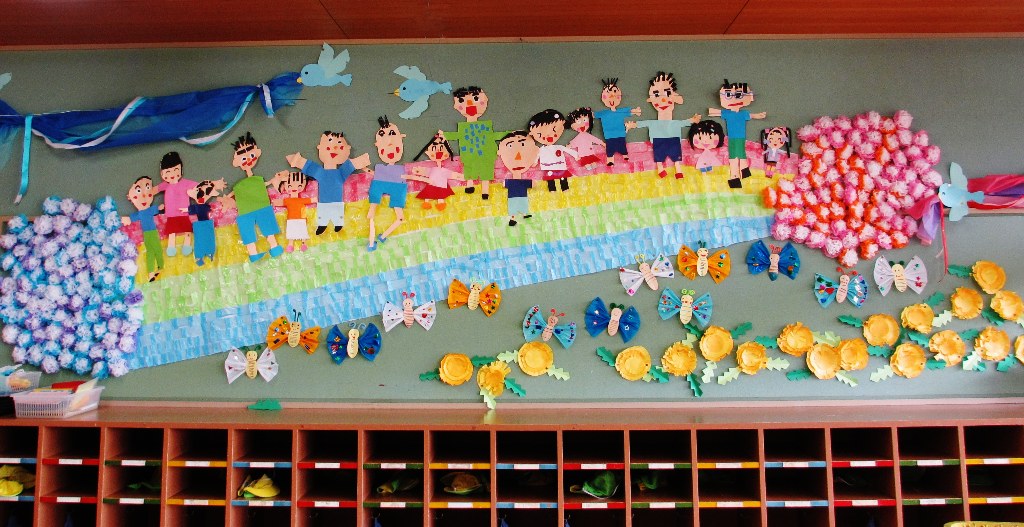 黒野こども園 - いよいよ来週は卒園式🌸 園内で準備が始まっています。 卒園する子ども達へのメッセージ。 年長担任が一人一人の顔を思い浮かべながら飾りました😌卒園卒園式保育こども保育環境壁面階段飾りメッセージ保護者幼児教育保育環境