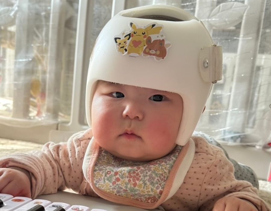 ミルク飲む時よくこんな手のポーズになってた ぷにすけ:生後2週間 。育児育児漫画育児マンガ育児絵日記育児日記子育てイラスト漫画絵日記赤ちゃん