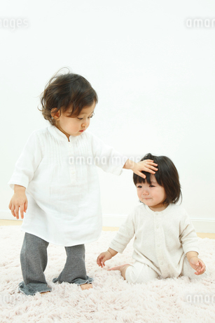 生後1カ月の赤ちゃんの頭を撫でる男性の手 写真素材6504387- フォトライブラリ