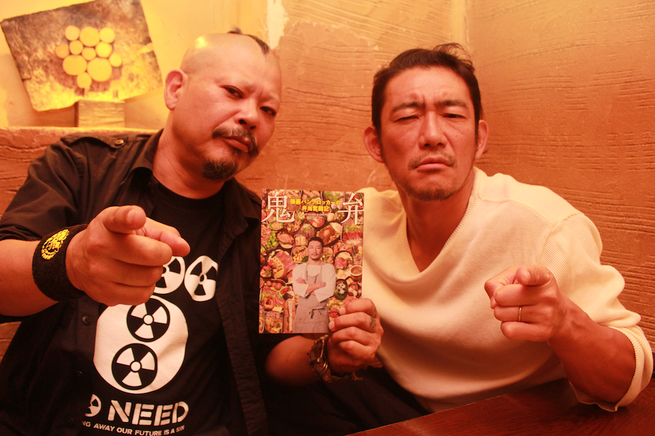 父と子の記録~ 高1から25年間ずっと好きなバンドを 息子は毎朝車でBRAHMANを聞いて好きになり 大好きなTOSHI-LOWさんと一緒に写真撮ってもらう こんな幸せなことはない 25年も好きだと緊張しすぎて喋れない 息子は TOSHI-LOWさんに ステッカーもらって「またいつでも