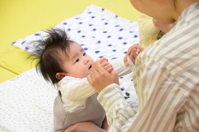 新生児の抱っこの仕方やコツ、正しい横抱きと縦抱き – ディディモス