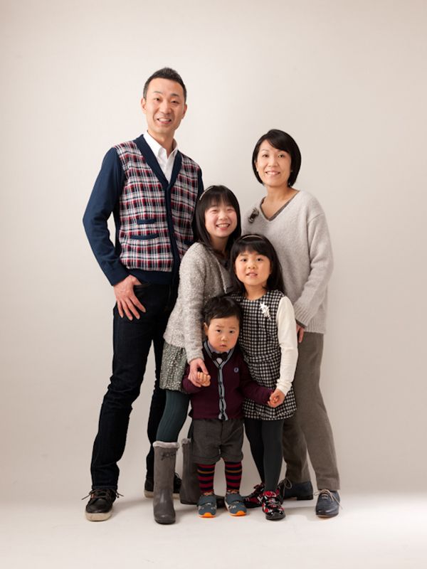 おしゃれな家族写真を撮る方法！おすすめの服装やポーズ、撮影場所を紹介STUDIO GRAPHスタジオグラフ