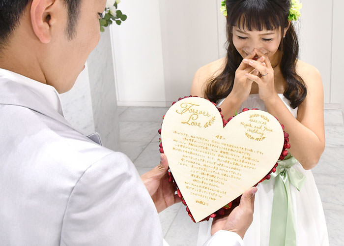 ファーストミートの際に花嫁から手紙を読んだりメッセージを伝えることはありますが、新郎からの手紙や感謝 の言葉を伝えることもあります。その伝え方も花嫁の背中に語りかけるように顔を合わせずにすることも。 そして最後にお互いの顔を初めてみる・ きっと様々な