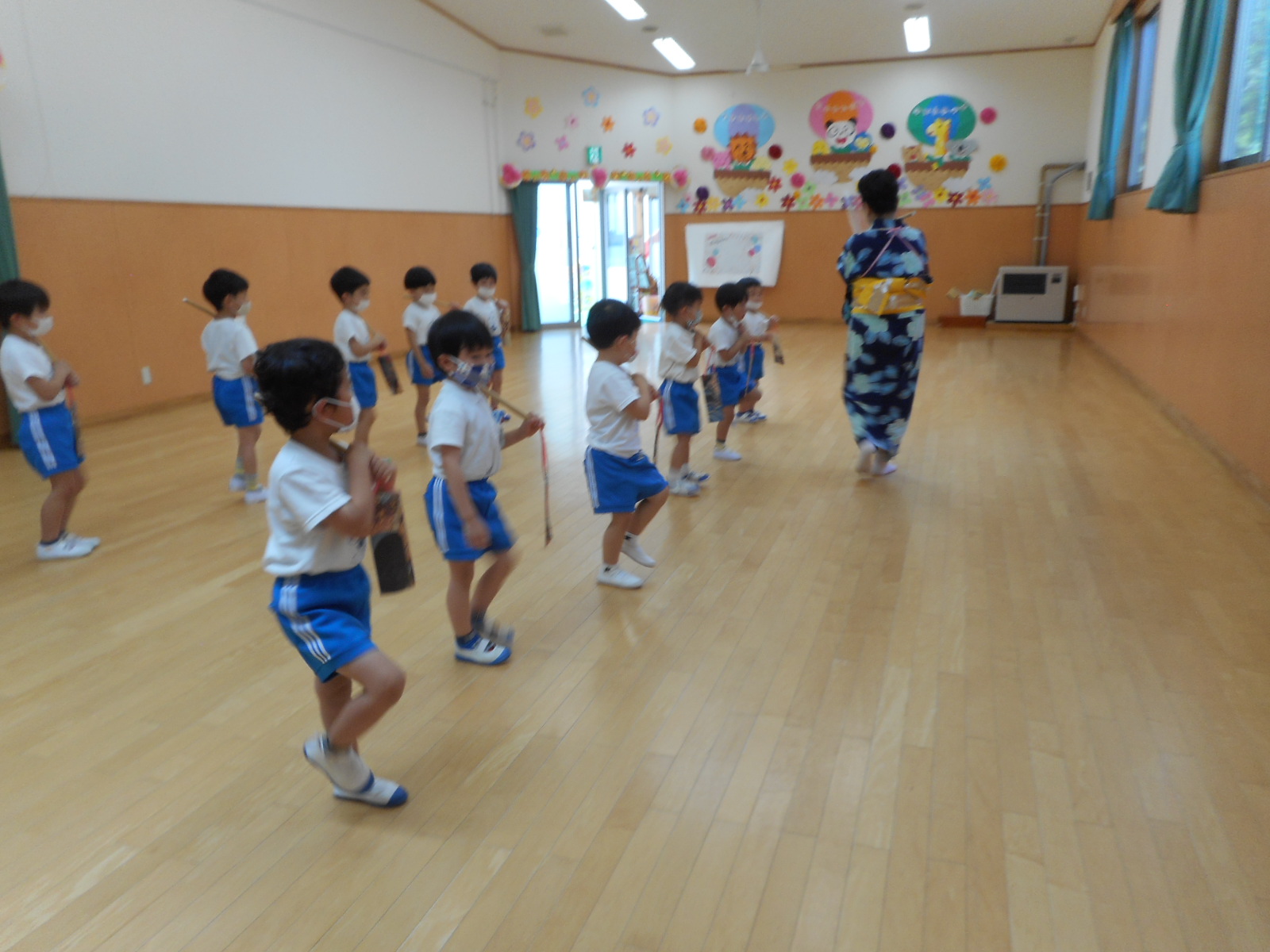 なぜつま先歩きに？発達障害かもしれない子どもの歩行を改善する方法 - へやすぽナビ