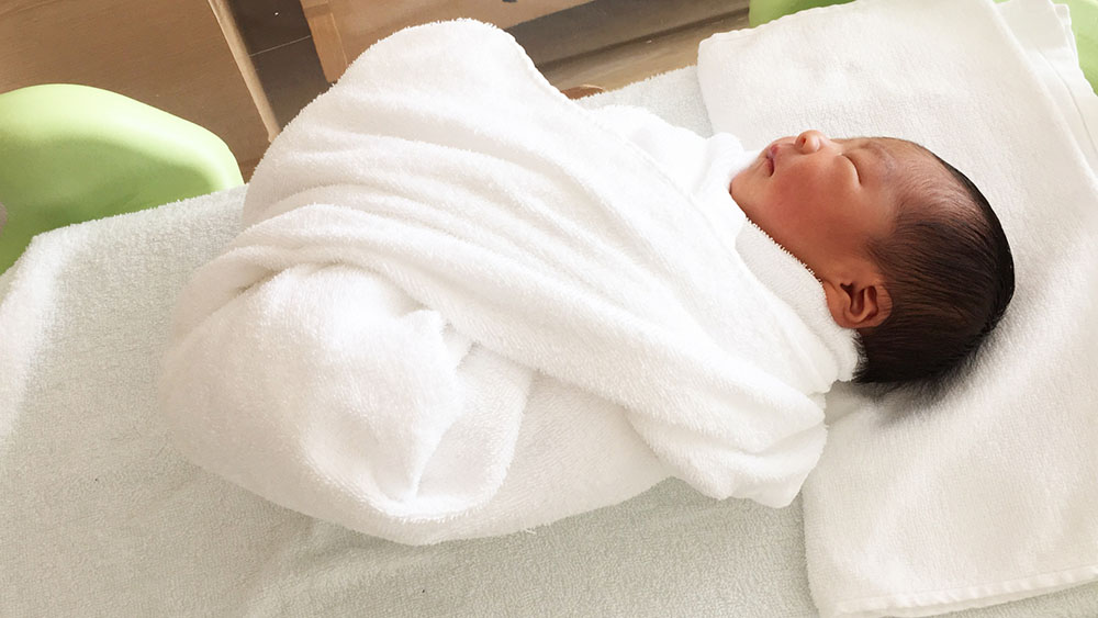 なぜ赤ちゃんはすぐ起きるの？赤ちゃんが長く寝るためのポイント - teniteo テニテオ