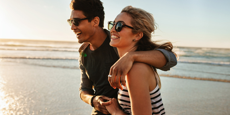 外国人のスキンシップ事情 本命と友達の違いは？別れ際にハグする男性心理を解説国際恋愛カレッジ