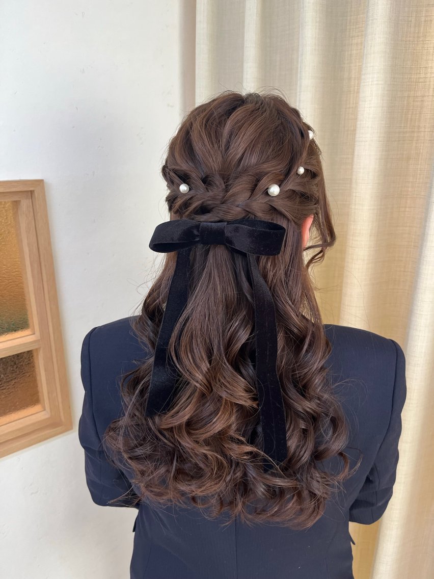 外巻きのダウンスタイルは大人っぽくて艶も活きる🥀✨ヘアメイク 前撮りヘア 結婚式ヘア 挙式ヘアメイク ダウンスタイル 巻きおろし ハーフアップ二次会ヘアwedding hairmake mythel_wedding