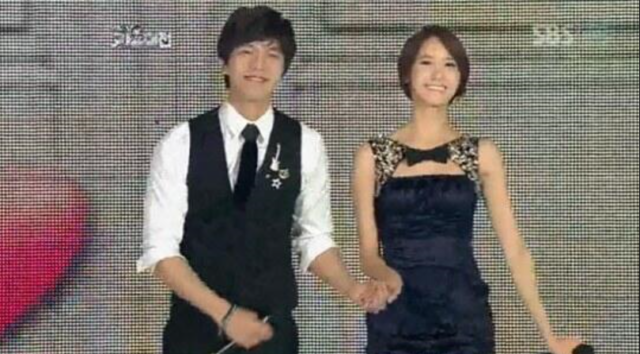 イ・スンギ 生後10カ月娘を抱っこひもで病院へ-Chosun Online 朝鮮日報