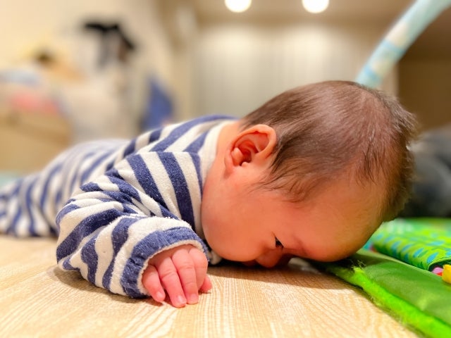 赤ちゃんが自分の手ばっかり見ている！どうして？日めくり子育てひろば