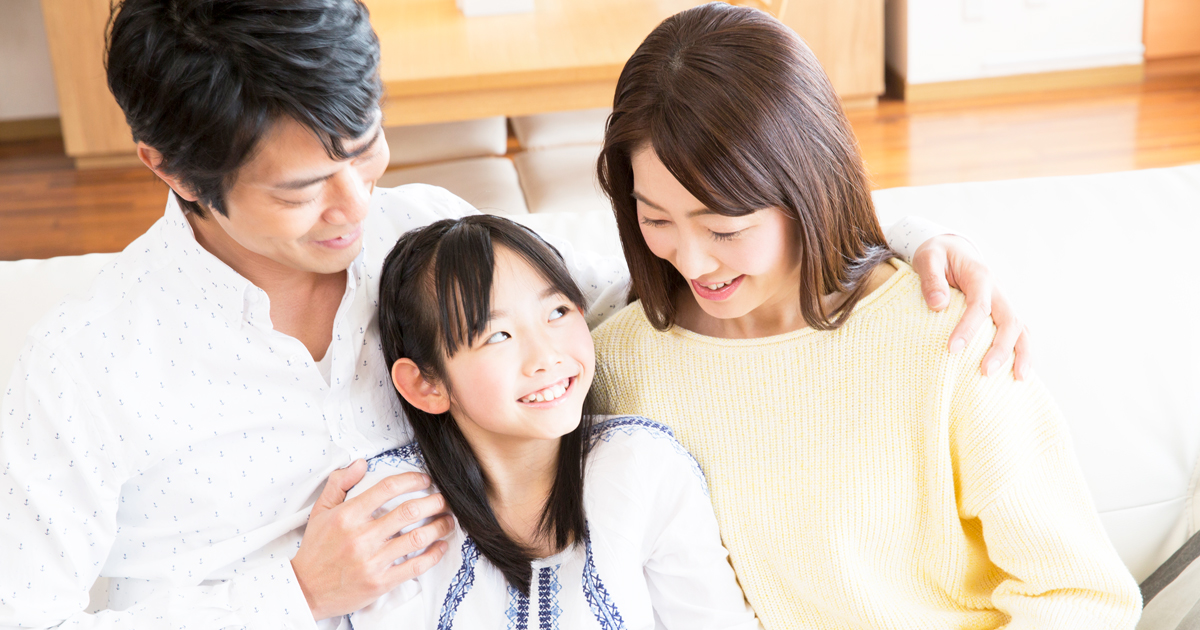 幸せそうな日本人家族 10112002501 の写真・イラスト素材アマナイメージズ