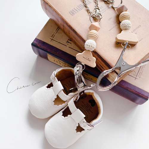 子供のシューズホルダー？シューズクリップ？をダイソー商品で200円で手作りしました☺️靴の持ち歩き時や、一時保管時に役立ちます◎手作りダイソー ダイソー購入品 DAISO DAISO購入品 ハンドメイド ベビーグッズ 便利グッズ 100均 100均リメイク シューズホルダー