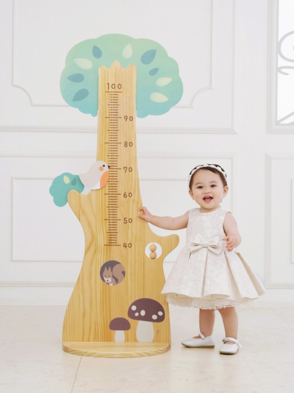 衣装情報は続きを読むから★ , 黄色いドレスと髪飾りがとてもキュート✨, スタジオアリスにハーフバースデーの記念撮影を撮りに来てくださいました😊,ドレスのすそを持ったり、たまごをぎゅっと抱きしめる仕草が愛おしいです💕 ※こちらの動画は2020年4月以前に撮影されたものをご紹介しています。,-----------------------------------------,