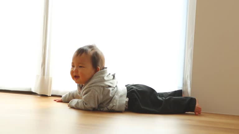 パパに呼ばれて歓喜」高速ずりばいの赤ちゃんに驚き 「ほふく前進の指導者として、自衛隊からスカウトされそうですね」神戸新聞NEXT連載・特集話題