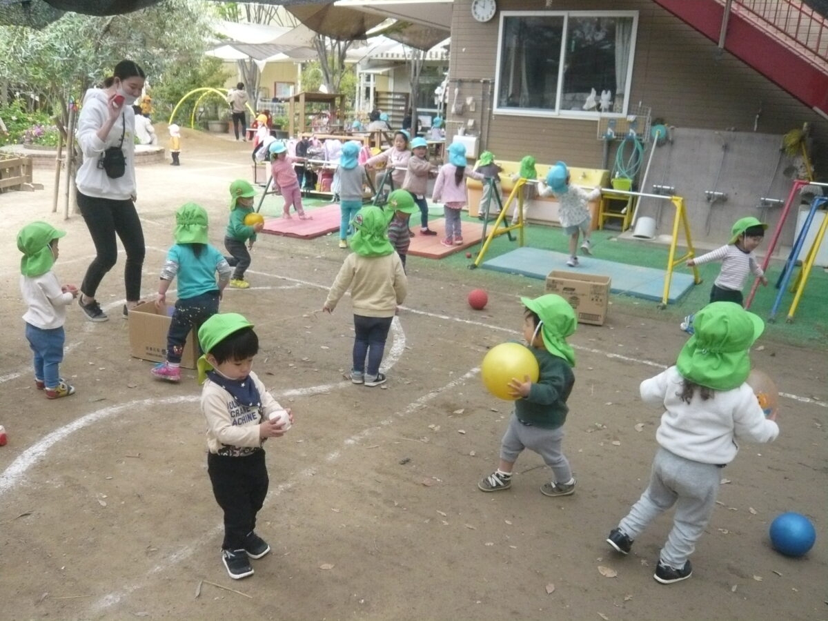 2歳児の悩み うちの子は乱暴？ものを投げる子との関わり方と声かけおもちゃの学校子育ての悩み・教育・知育玩具等に関する情報メディア-おもちゃを通じて子供の教育を考える