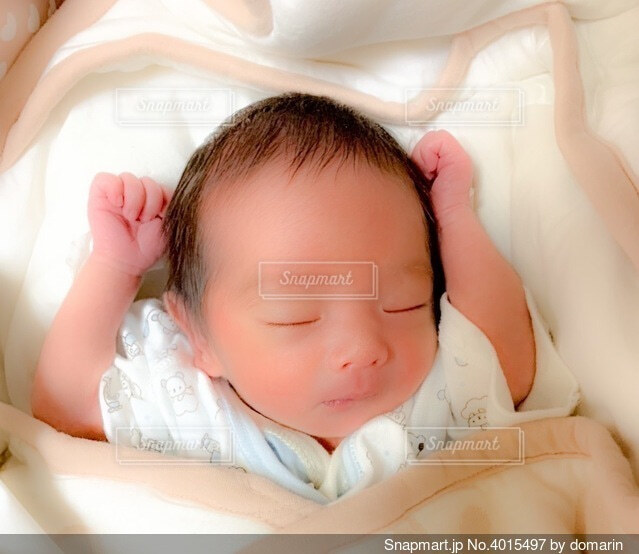 赤ちゃんバンザイ寝の理由は？何度見ても可愛いバンザイ画像ベビリナ