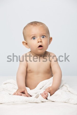 外でかわいい笑顔の白人の赤ちゃんの女の子。屋外で白い暖かい服を着た子供の幼児。青い目をした面白い素敵な若い子供の顔に笑っています。幸せな子供時代のライフスタイル。Webサイトのバナー ヘッダー。の写真 – Unsplashのかわいい赤ちゃんの画像