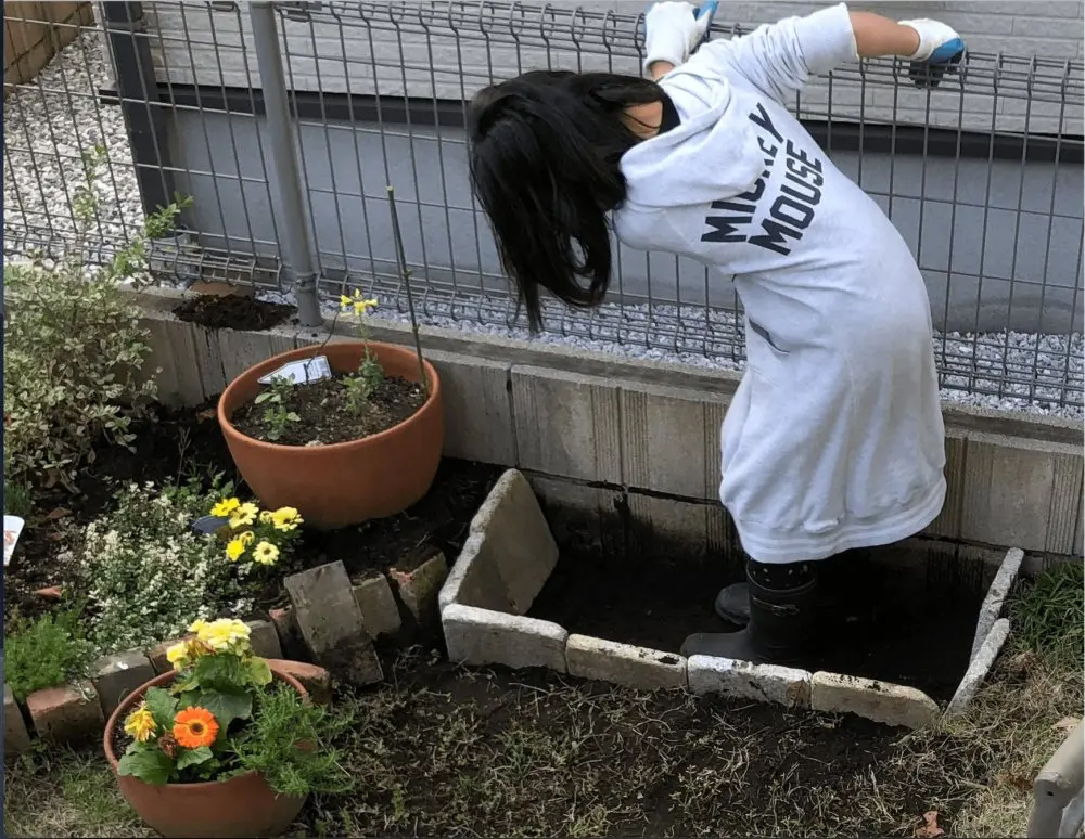 お庭に砂場をDIY 工程 アンティークレンガで手作り砂場を作ろう 砂場の作り方の写真・画像素材-Snapmart スナップマート