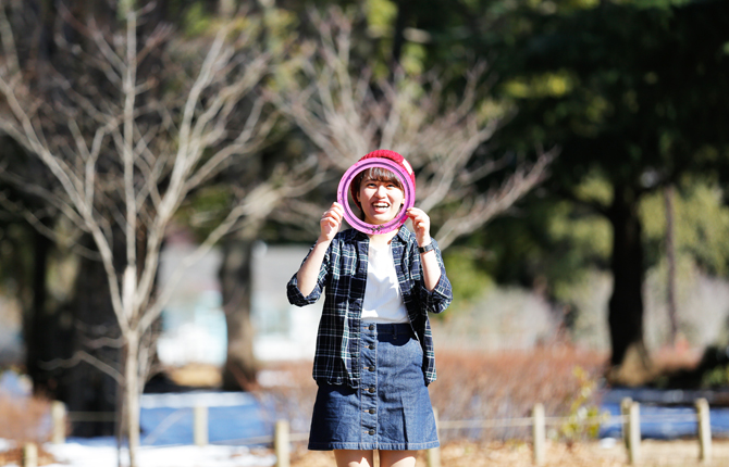 公園では、パクニックの日にバドミントンをして楽しい気分で遊ぶカップル。スポーツ、娯楽、ライフスタイル、愛のコンセプト写真素材1298474266Shutterstock