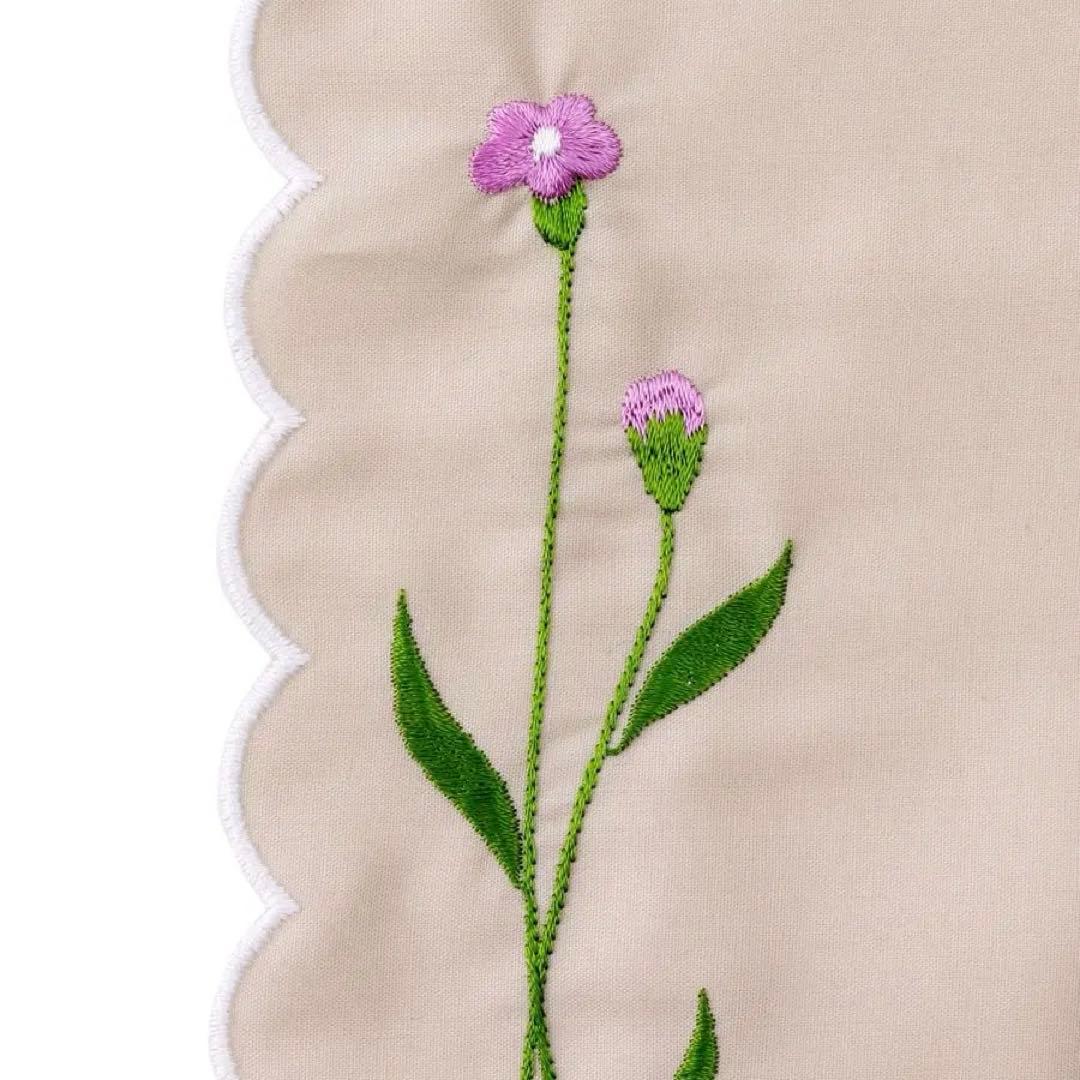 オーダーいただいた ウェルカムボード-春ver- ウェディングドレスでもなく 着物でもなく 韓服を着ています♡ こうやって2人の歴史を刺繍に込めてゲストをお迎えできるのは オーダーメイドのウェルカムボードの醍醐味 前撮りをしてなくて写真がないという方でもイメージ