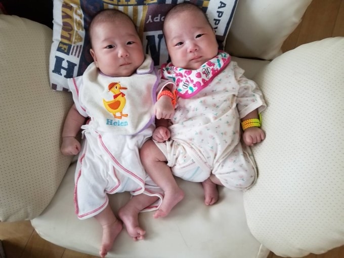 モニターが捉えた双子のかわいいイタズラ👶, アナウンサー @jikkyo_baby が赤ちゃん動画に実況付け🎤, 👶 @ch12.twinsさんよりご提供いただきました！, 実況担当は元テレビ東京の原田修佑です🎤, こんちには、実況ベイビーです👶,現役アナウンサーがみなさんの可愛いお子さん動画に実況つけています🎤, フォロー＆実況ベイビー ,